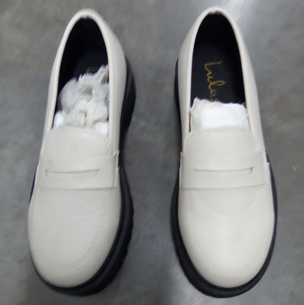 White - Picture 4 of 6